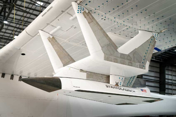 Pesawat Terbesar di Dunia Roc Stratolaunch Terbang Pertama Membawa Prototipe Kendaraan Hipersonik