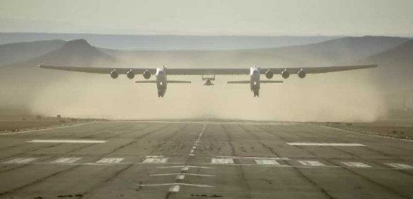 Pesawat Terbesar di Dunia Roc Stratolaunch Terbang Pertama Membawa Prototipe Kendaraan Hipersonik