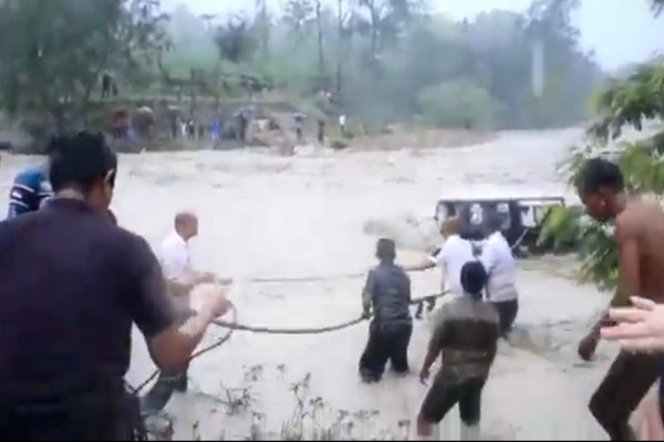 Heroik! Gubernur NTT Viktor Laiskodat Selamatkan Mobil dari Terjangan Banjir