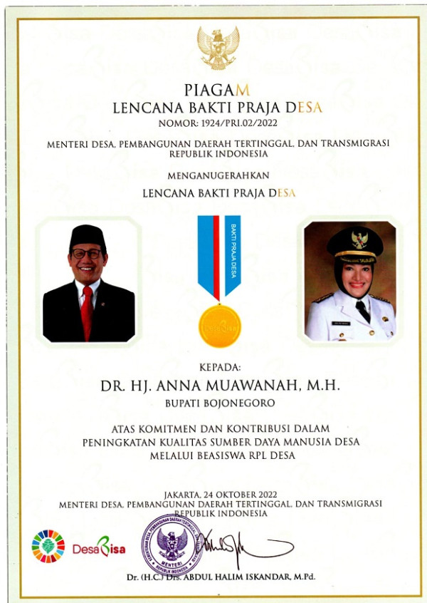 Bupati Bojonegoro Terima Piagam Lencana Bakti Praja Desa dari Mendes PDTT