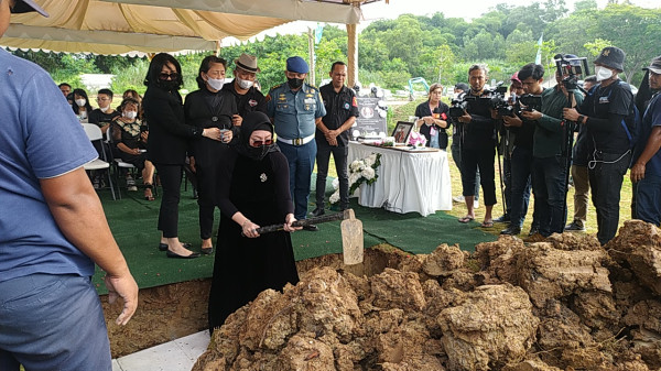 Tangis Angelina Sondakh Pecah saat Cangkul Liang Lahat sang Ayah sebelum Ditutup