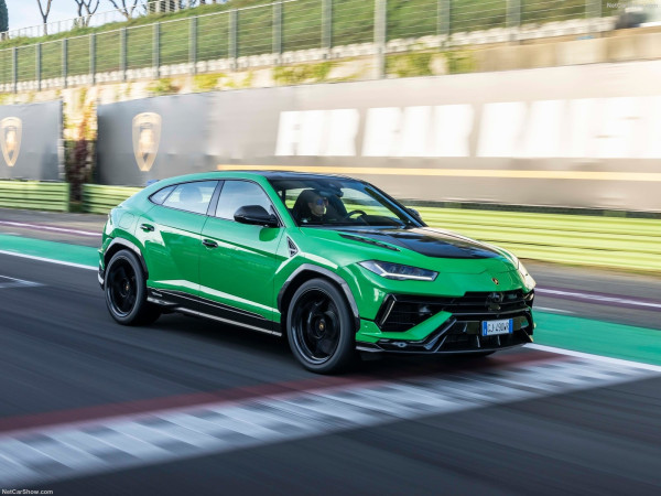 SUV Mahal Lamborghini Urus Kena Recall karena Layar Infotainment Tidak Bisa Nyala