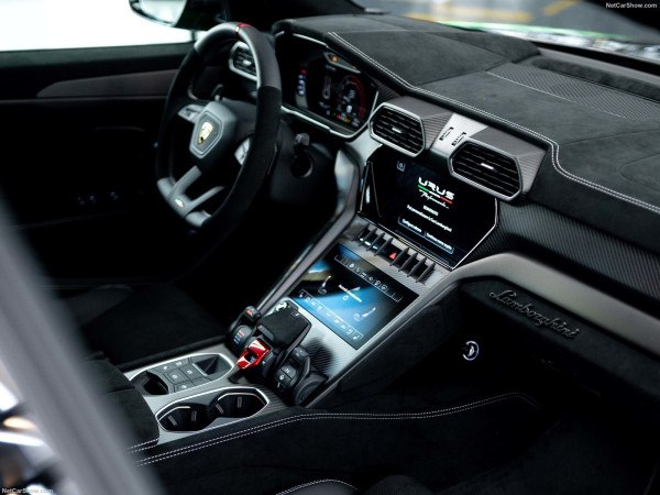 SUV Mahal Lamborghini Urus Kena Recall karena Layar Infotainment Tidak Bisa Nyala