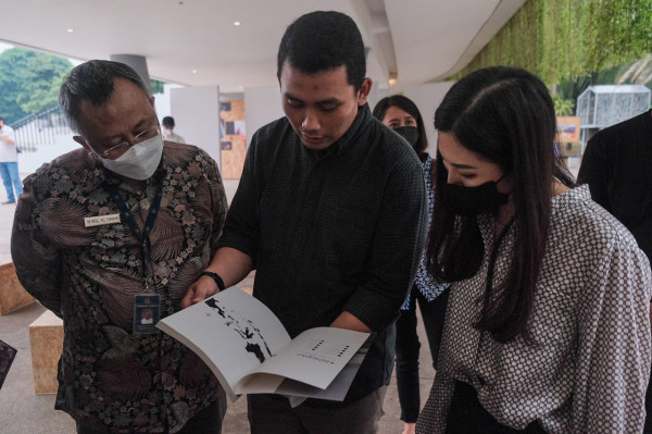 Dukung Pewarta Foto Terus Berkarya, Wamenparekraf Angela Tanoesoedibjo Kunjungi Pameran Rekam Jakarta 24+