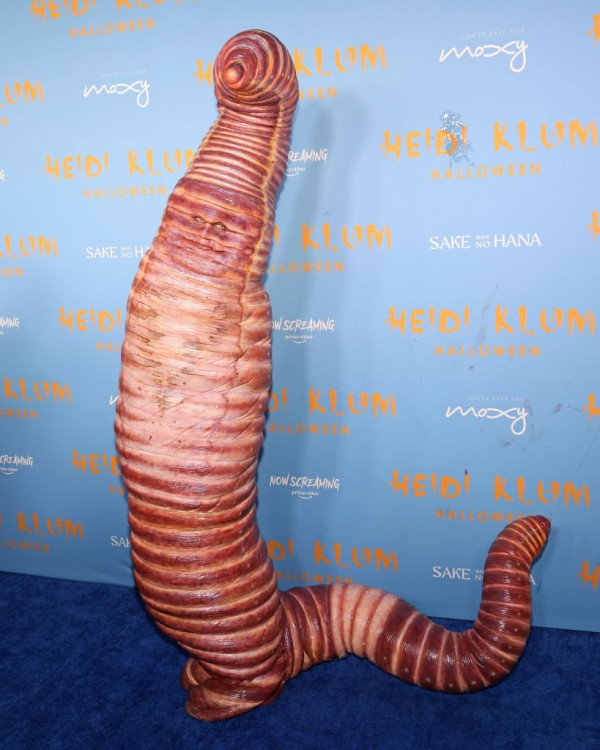 Heidi Klum Jadi Cacing Raksasa di Halloween 2022, Wajahnya Sampai Tak Dikenali