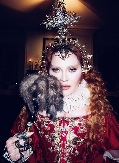 Madonna Kenakan Headpiece Karya Rinaldy Yunardi di Pesta Halloween