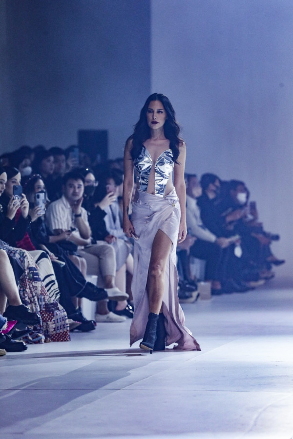 Aksi Sophia Latjuba di Runway JFW 2023 Undang Decak Kagum Publik