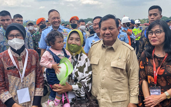 Sambil Gendong Cucu, Nenek Terobos Pengawalan Prabowo demi Berfoto Bareng
