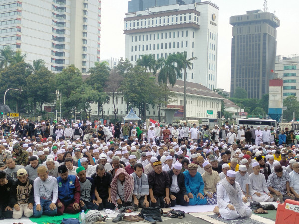 Momen Ratusan Pendemo Salat Berjamaah di Kawasan Patung Kuda
