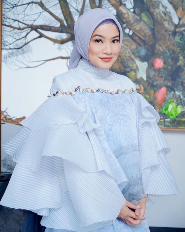 Pakai Hijab, Penampilan Titi Kamal Makin Cantik dan Bikin Adem