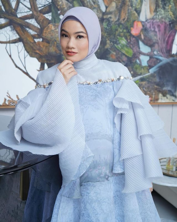 Pakai Hijab, Penampilan Titi Kamal Makin Cantik dan Bikin Adem