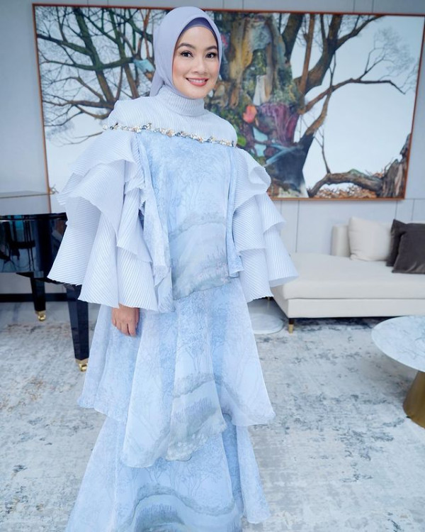 Pakai Hijab, Penampilan Titi Kamal Makin Cantik dan Bikin Adem