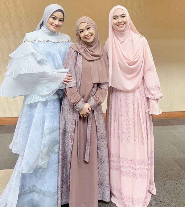 Pakai Hijab, Penampilan Titi Kamal Makin Cantik dan Bikin Adem