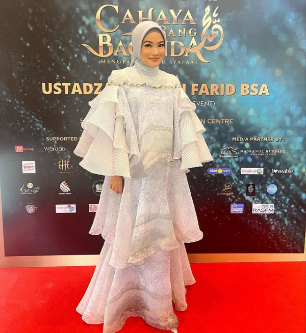 Pakai Hijab, Penampilan Titi Kamal Makin Cantik dan Bikin Adem