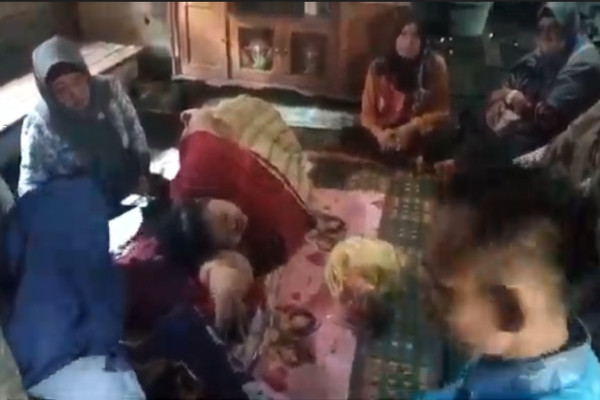 Memilukan! Gadis Obesitas Berbobot 190 Kg di Tanah Laut Terendam Banjir