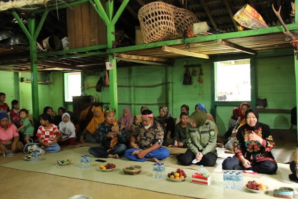 Kunjungi Suku Talang Mamak, Mensos Kaji Pembangunan Rumah Layak Huni dan Dukungan Sarana Kesehatan
