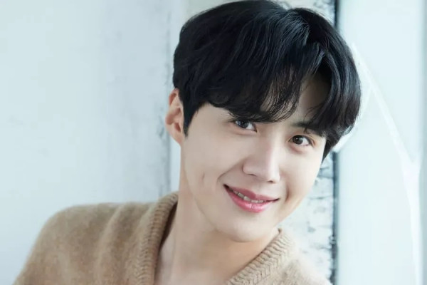 10 Artis Korea Punya Lesung Pipi, Senyumnya Bikin Klepek-klepek