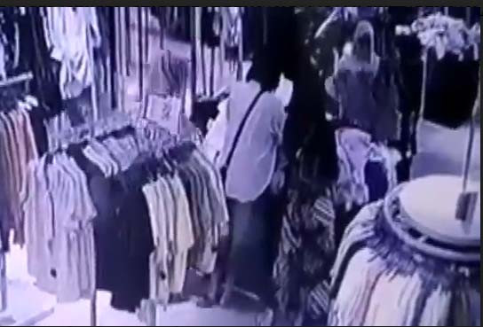 Ratu Copet Diringkus Polisi Setelah Aksinya Terekam CCTV Mal di Makassar