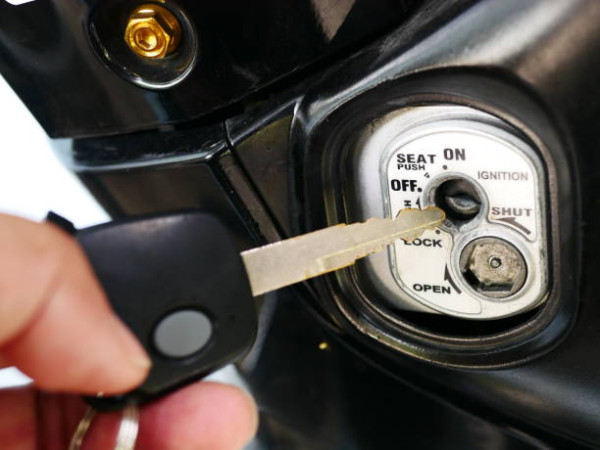 Trik Sederhana Ini Sukses Mengatasi Lubang Kunci Motor yang Seret