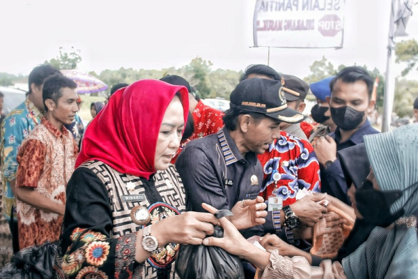 Pasar Murah Meraksa Aji Berlangsung Sukses, Bupati Winarti Disanjung Warganya