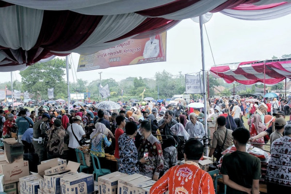 Pasar Murah Meraksa Aji Berlangsung Sukses, Bupati Winarti Disanjung Warganya