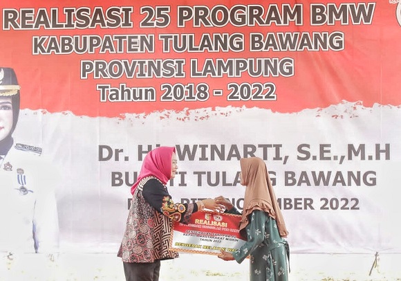 Warga Rawapitu Antusias Menyambut Kehadiran Bupati Winarti