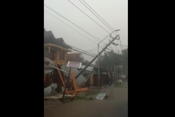 Jerit Kepanikan Warga saat Angin Kencang Rusak Ratusan Rumah di Kajen Pekalongan