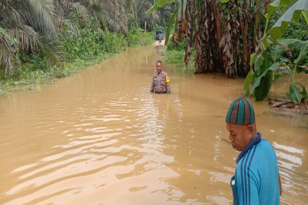 Banjir Putus Jalan Desa di Indragiri Hulu, Warga Terpaksa Gunakan Perahu