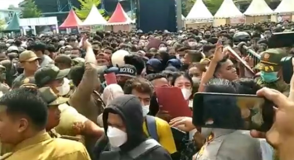 Membeludak! Puluhan Pencari Kerja Pingsan dan Terinjak-Injak saat Berdesakan di Job Fair Batam