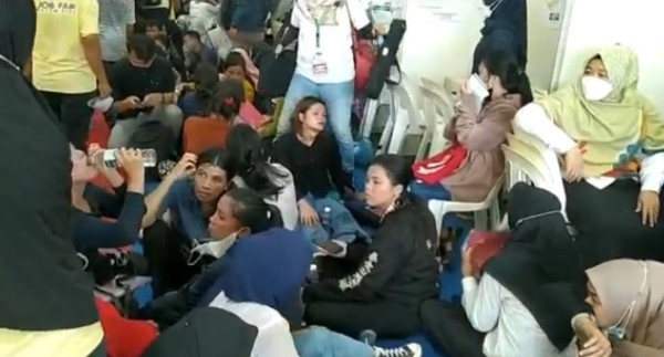 Membeludak! Puluhan Pencari Kerja Pingsan dan Terinjak-Injak saat Berdesakan di Job Fair Batam