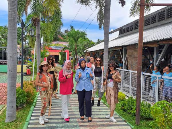 Ketika Gadis Thailand Lenggak-lenggok di Lapas Perempuan Semarang dengan Kain Ecoprint