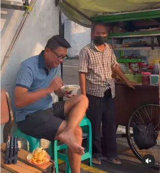 Gaya Kocak Kadivhubinter Polri Irjen Krishna Murti Santap Bubur dan Jualan Sate