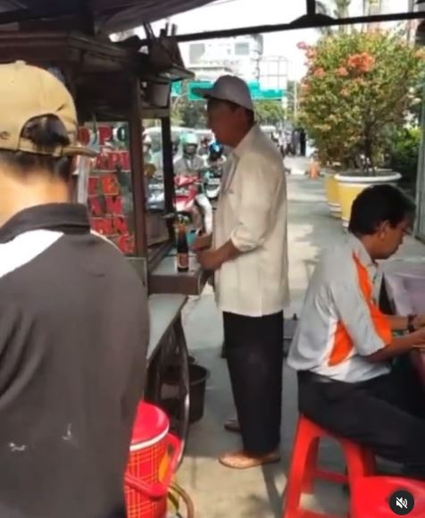 Gaya Kocak Kadivhubinter Polri Irjen Krishna Murti Santap Bubur dan Jualan Sate