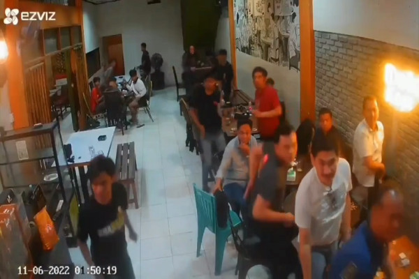 Gempar! OTK Bersenjata Parang dan Anak Panah Serang Warkop di Makassar yang Dipenuhi Perwira Polisi