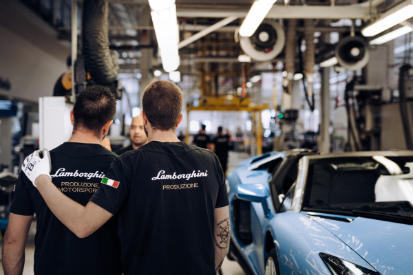 Santai Hadapi Resesi, Mobil Lamborghini Sudah Ludes Hingga Tahun 2024