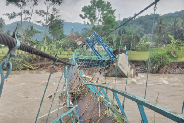 Miris! Jembatan Gantung Sepanjang 80 Meter Ambruk, Ratusan Siswa di Cianjur Tak Bisa Sekolah