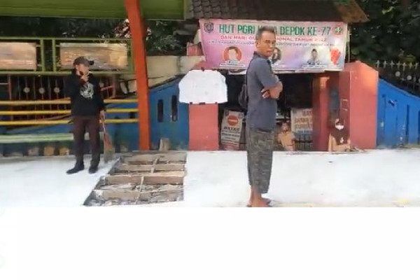 Viral Akses Masuk SDN Pondok Cina 1 Tertutup Proyek Trotoar, Ini Sebabnya