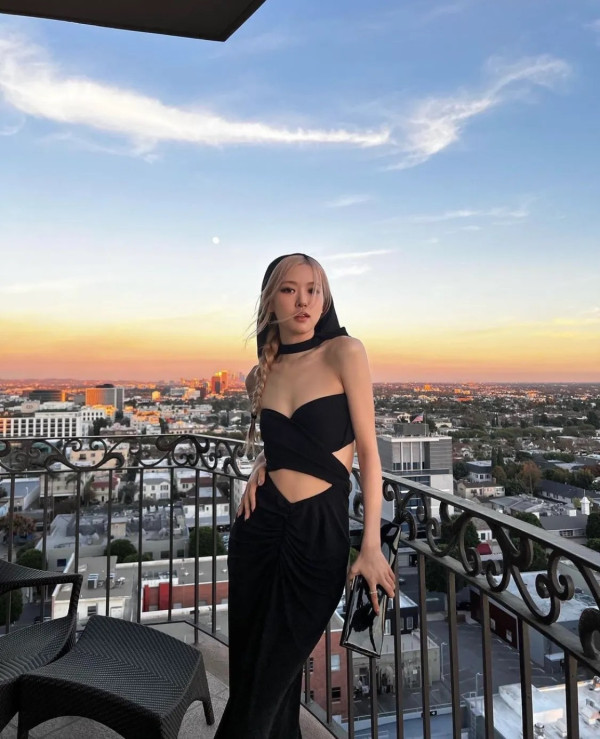 5 Potret Rose BLACKPINK dengan Gaun Hitam Bertudung, Cantik Banget!