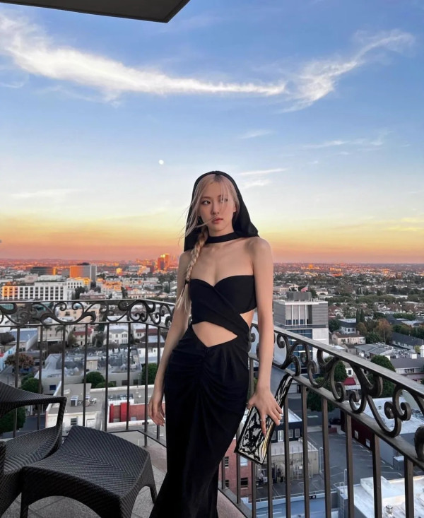 5 Potret Rose BLACKPINK dengan Gaun Hitam Bertudung, Cantik Banget!