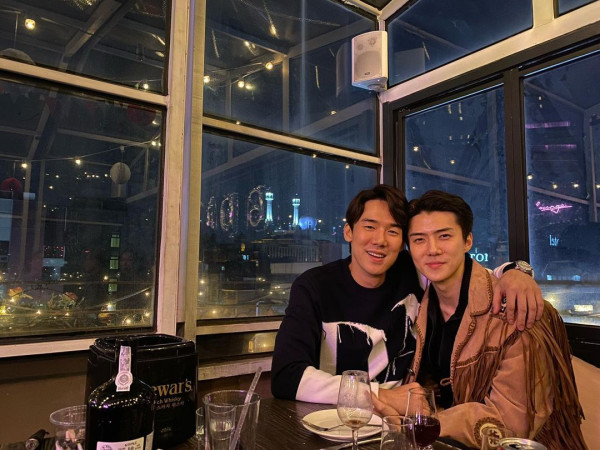 Berwajah Mirip, 13 Artis Korea Ini Seperti Anak Kembar