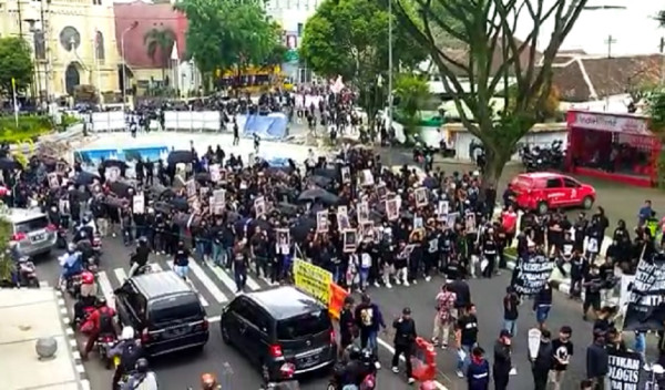 Penampakan Demo Ribuan Aremania Memperingati 40 Hari Tragedi Kanjuruhan
