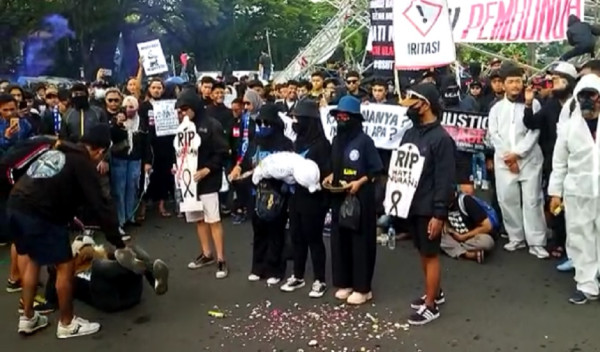 Penampakan Demo Ribuan Aremania Memperingati 40 Hari Tragedi Kanjuruhan