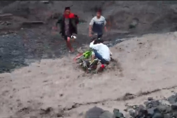 Pemotor Terjatuh saat Nekat Seberangi Jalur Lahar Gunung Semeru