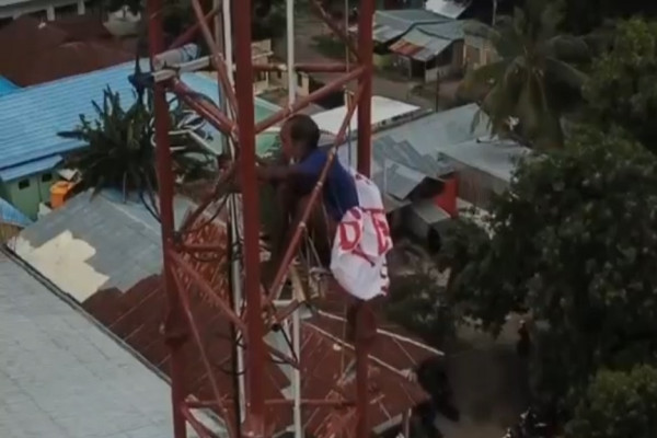 Sikka Gempar! Pria Bawa Sepanduk, 4 Hari Bertahan di Tower Radio Setinggi 43 Meter