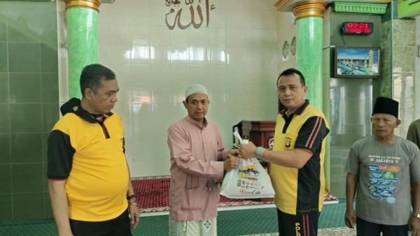 Jumat Berkah, Puluhan Polisi Bersihkan Masjid-masjid di Jakarta Pusat