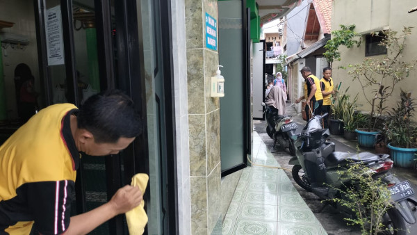 Jumat Berkah, Puluhan Polisi Bersihkan Masjid-masjid di Jakarta Pusat