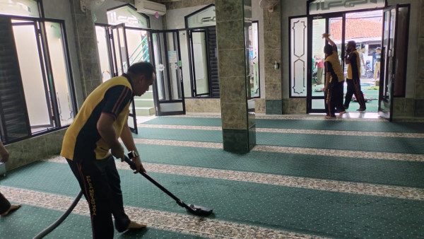 Jumat Berkah, Puluhan Polisi Bersihkan Masjid-masjid di Jakarta Pusat