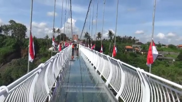 Uji Nyali! Wisata Jembatan Kaca Pertama di Bali Sepanjang 188 Meter