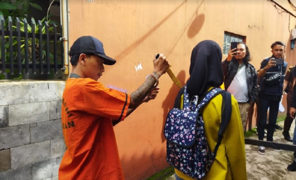 Lihat Pelaku, Ibu Bocah Perempuan Korban Penusukan saat Pulang Ngaji Menangis Histeris