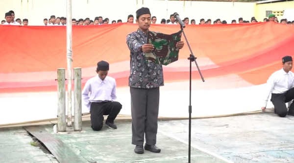 Kala Abu Bakar Baasyir bersama Santri Upacara Hari Pahlawan dan Ikrar Cinta Tanah Air